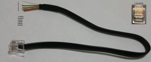 Man muss sich einen einfachen Adapter aus einem 6Pol RJ-12 Kabel (Westernstecker) bauen.